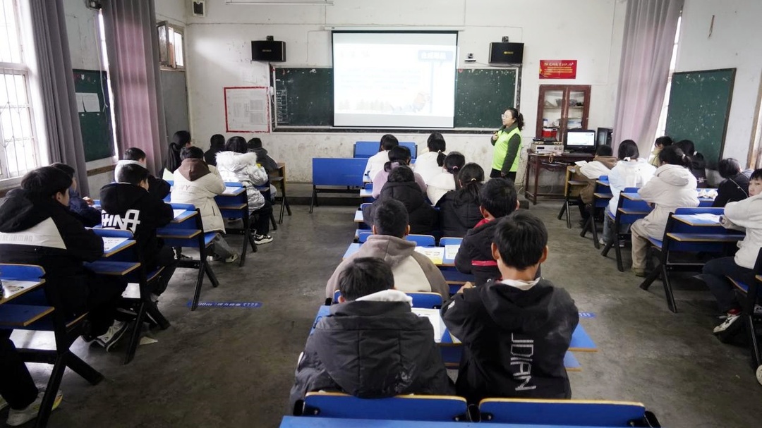 芷江镇麻缨塘中学迎来禁毒第一课 筑牢青少年防毒防线