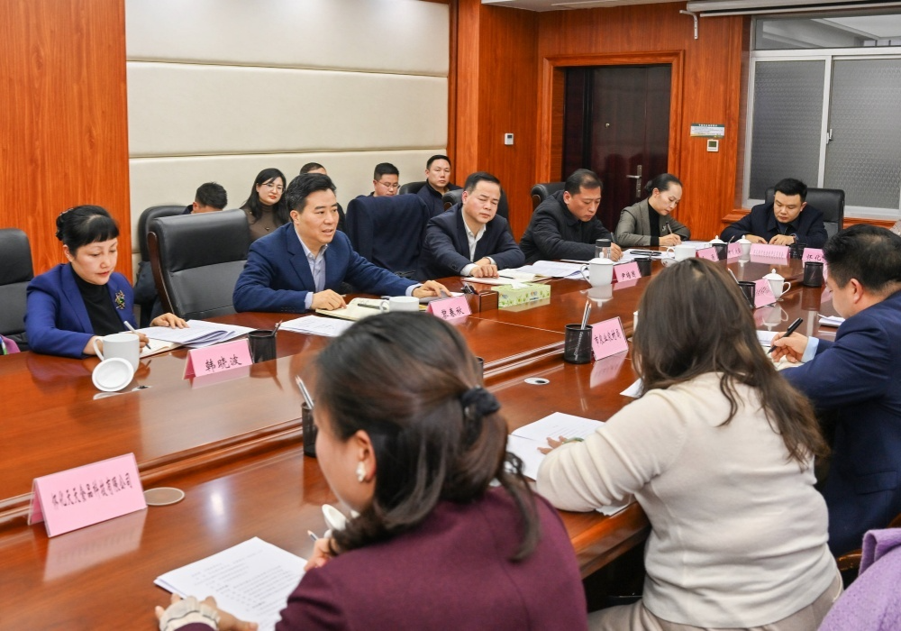 黎春秋主持召开全市农产品出口工作座谈会