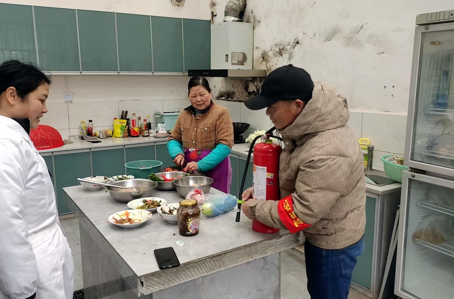 罗卜田乡开展“九小场所”安全检查，织牢消防安全防护网
