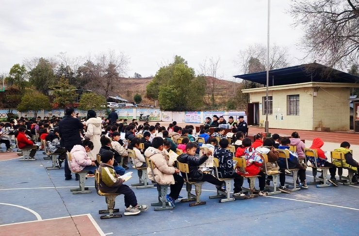 芷江镇：多部门联合开展校园安全宣传活动 筑牢青少年安全防线