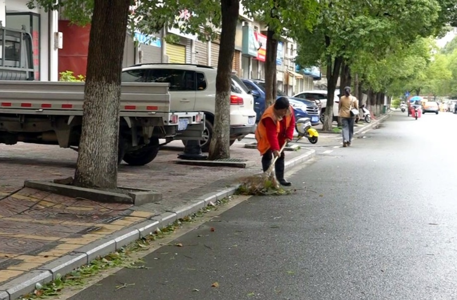 风雨后的坚守 芷江环卫工人全力守护城市整洁
