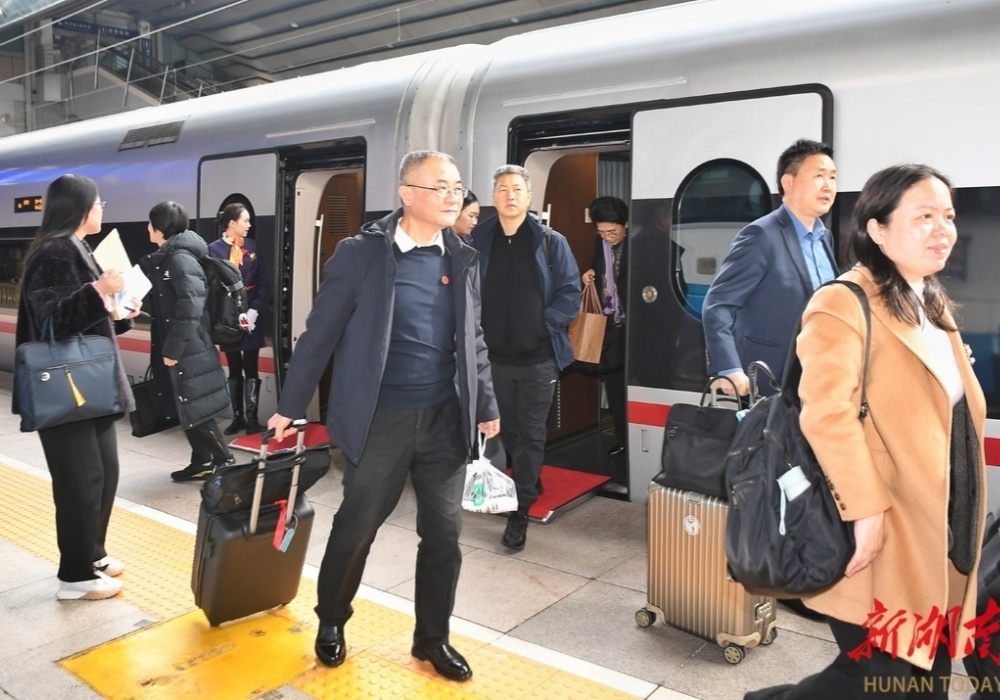 快讯丨在湘全国人大代表抵达北京