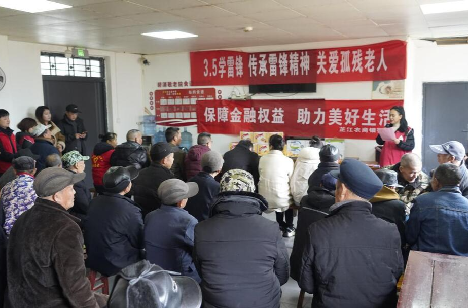 多部门联合开展学雷锋活动 关爱孤残老人