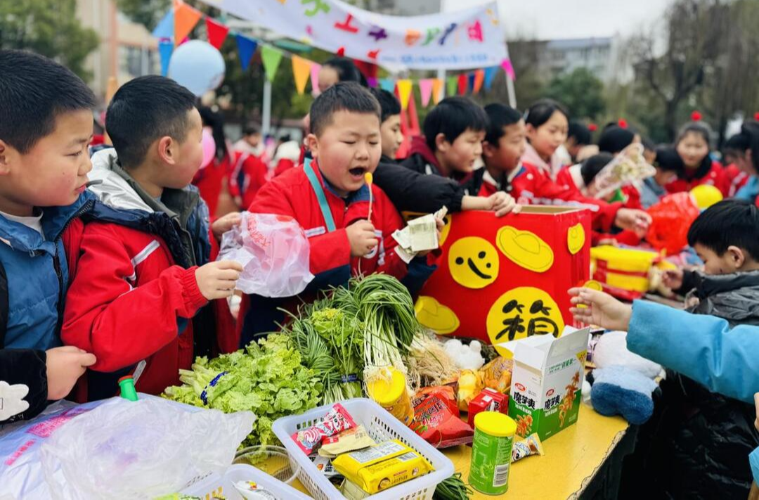 河西小学：爱心义卖暖校园，雷锋精神永流传