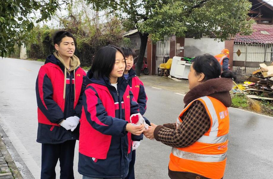 芷江民族职专：传递雷锋精神 温暖城市劳动者