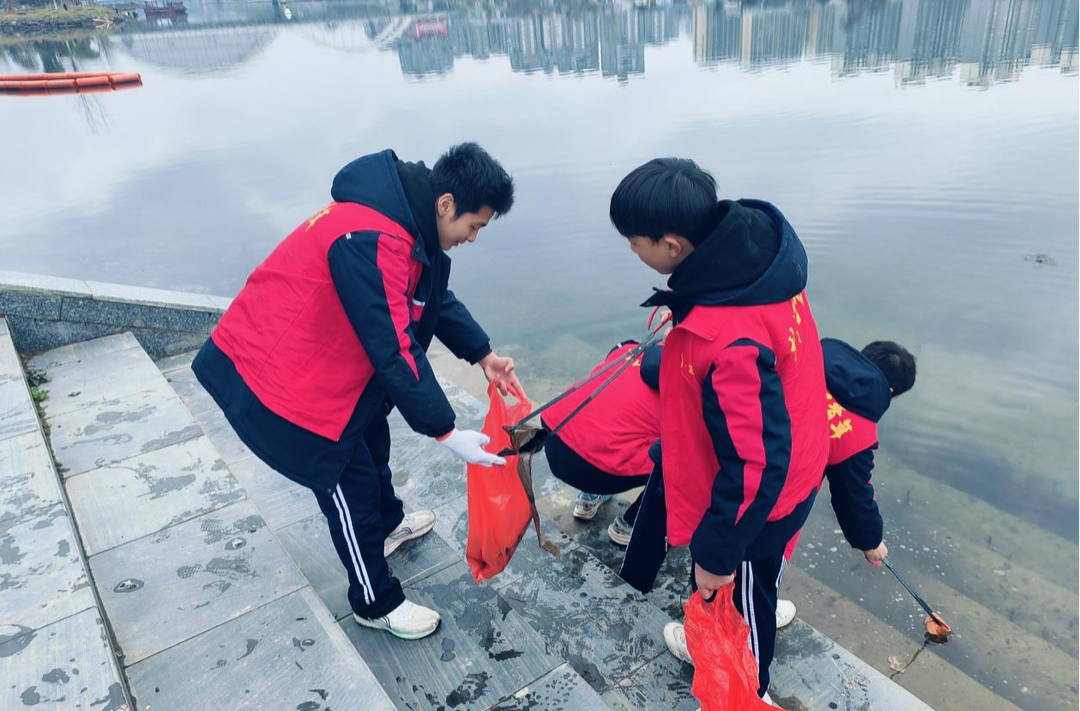 芷江团县委开展“我是河小青·保护母亲河”学雷锋净滩巡河志愿服务活动