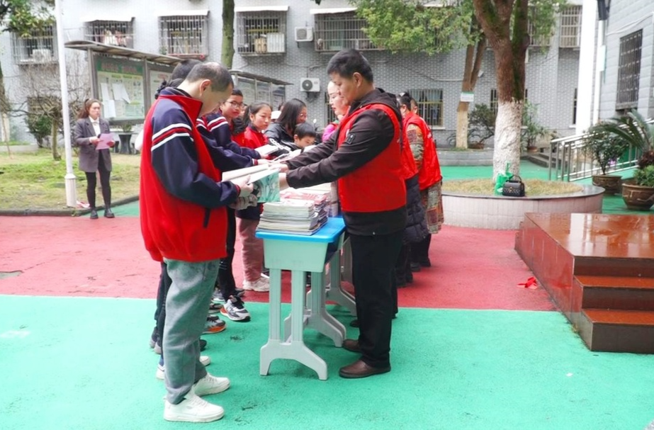 书香侗歌传爱心 雷锋精神暖芷江