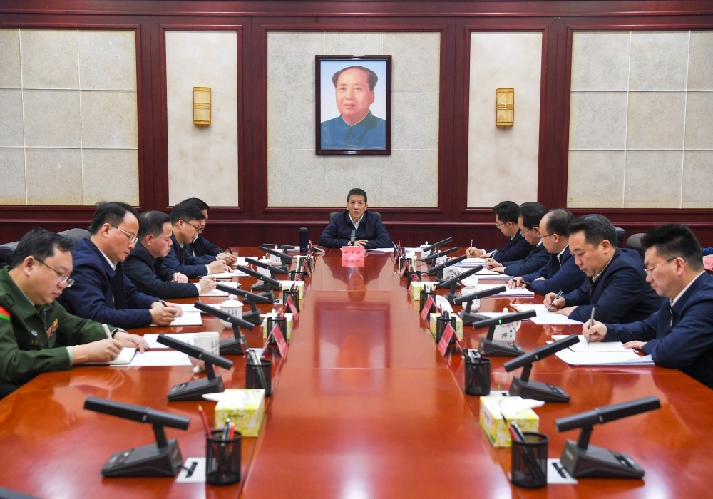 许忠建主持市委理论学习中心组集体学习