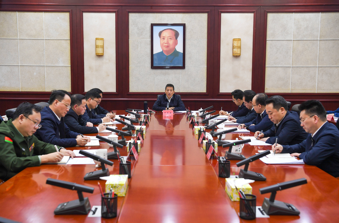 许忠建主持市委理论学习中心组集体学习