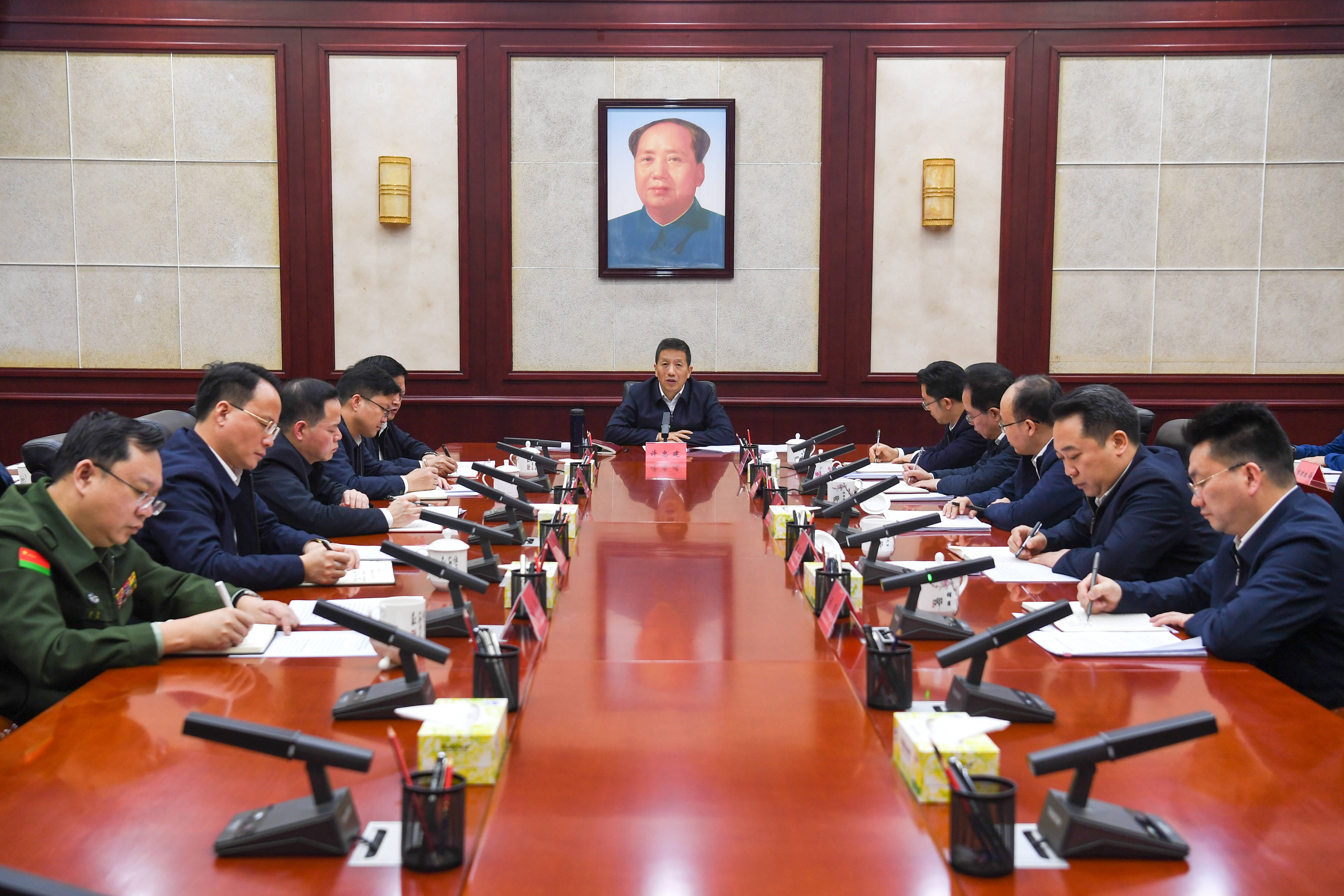 許忠建主持市委理論學(xué)習(xí)中心組集體學(xué)習(xí)