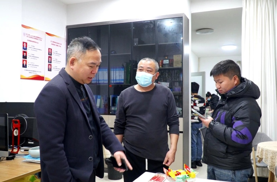 芷江总工会开展学雷锋主题月志愿服务活动 为户外劳动者送温暖
