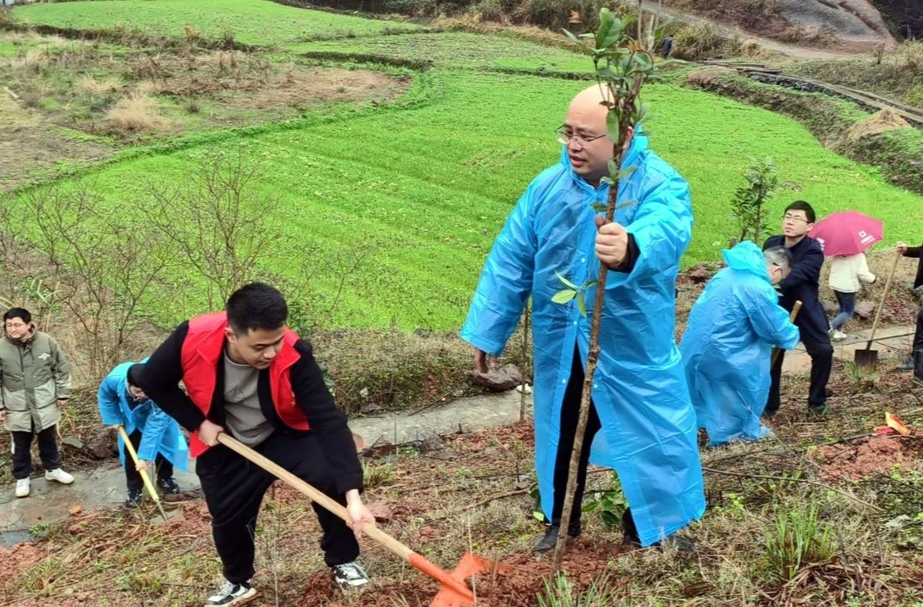 芷江多部门联合在罗旧镇开展义务植树活动