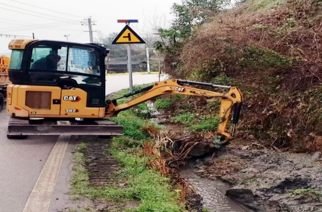 芷江公路建设养护中心：汛期来临养护忙 全力保障道路畅通