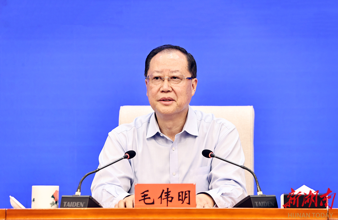 全省“智赋万企”行动推进大会召开 毛伟明讲话