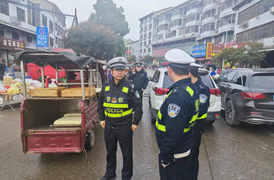 罗旧镇：联合执法不放松 做好道路交通执勤
