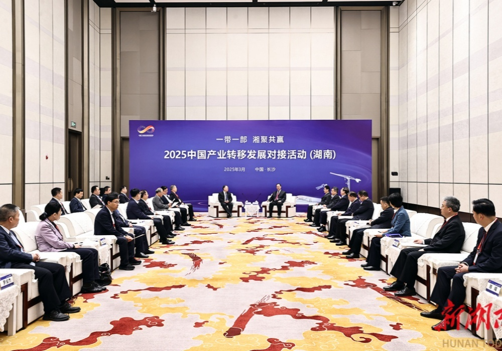 毛伟明与出席2025中国产业转移发展对接活动嘉宾代表座谈