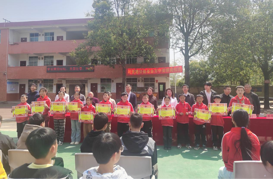 李军一行赴楠木坪镇中学表彰优秀师生