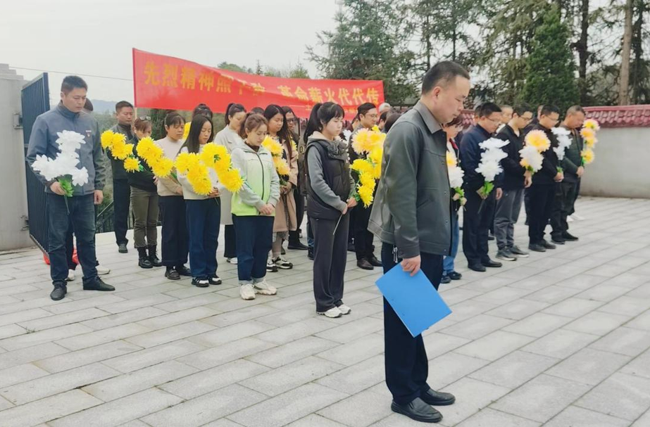 土桥镇开展“缅怀先烈铸忠魂”清明祭扫活动