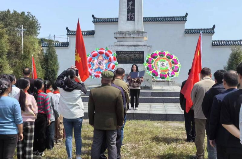 禾梨坳乡开展清明祭扫活动传承红色基因