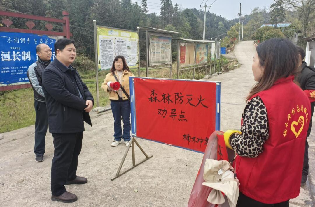 杨华军到洞下场乡督导调研