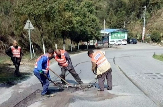 芷江公路建设养护中心抢抓晴好天气修补坑槽保畅通