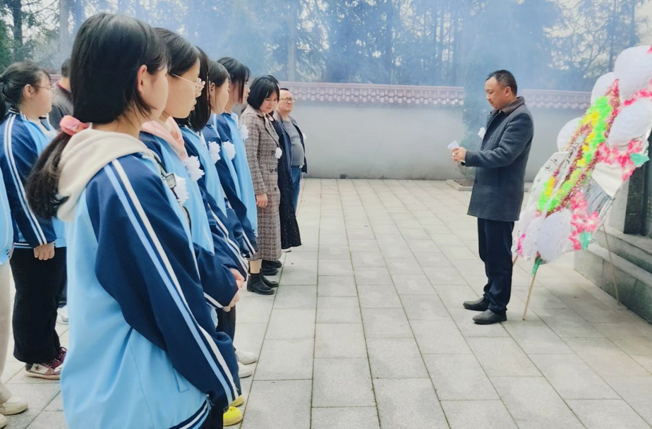土桥镇中学开展祭扫英烈活动