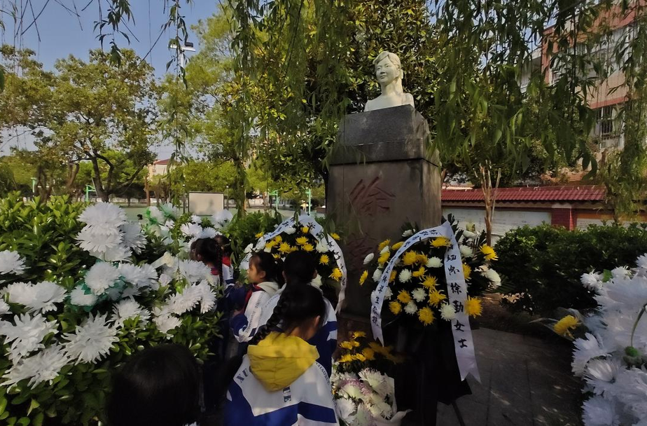 河西小学开展清明祭扫活动