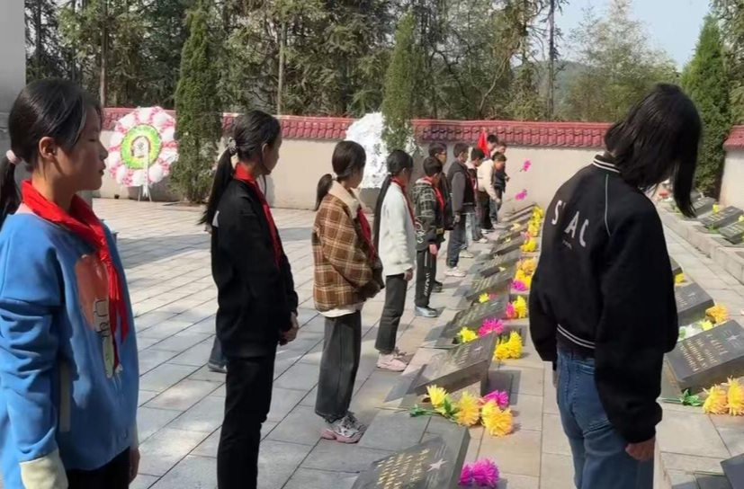 土桥镇小学开展清明祭扫活动缅怀革命先烈
