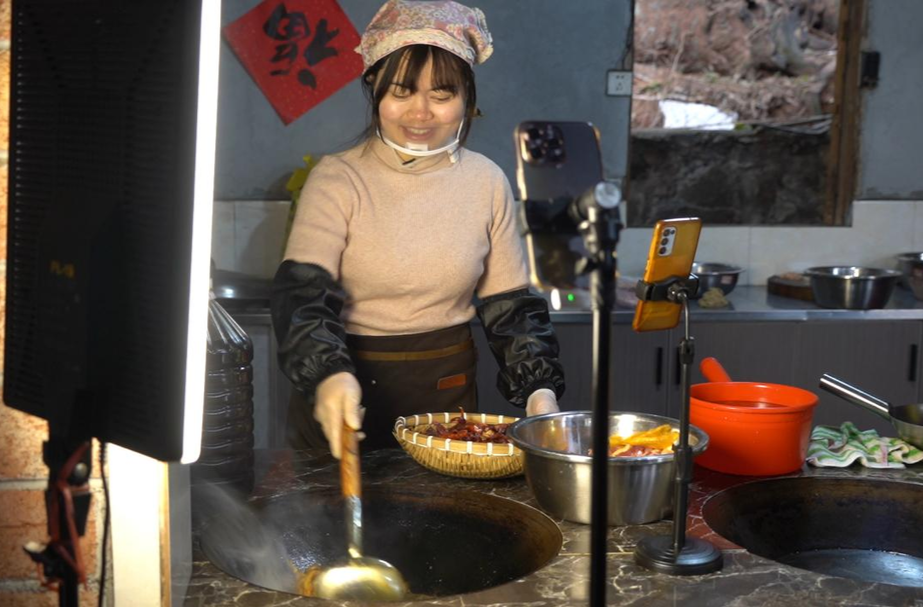 芷江：返乡博主张琴 用美食直播为家乡“打 Call”