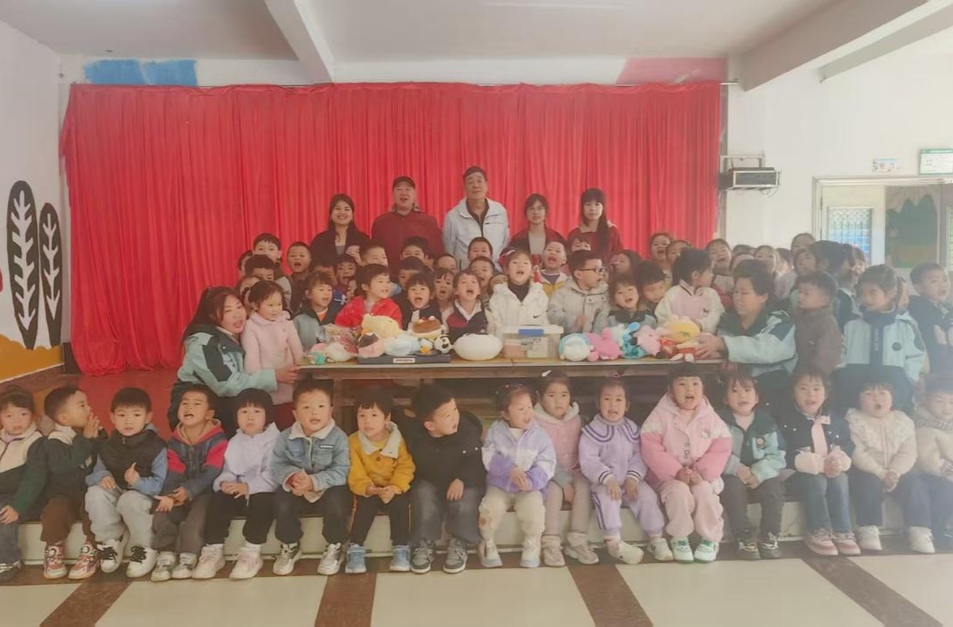 土桥镇新星幼儿园：爱心捐赠助成长