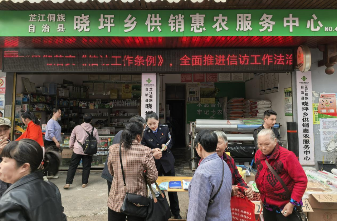 晓坪乡 “摆摊普法”，推动信访法治化