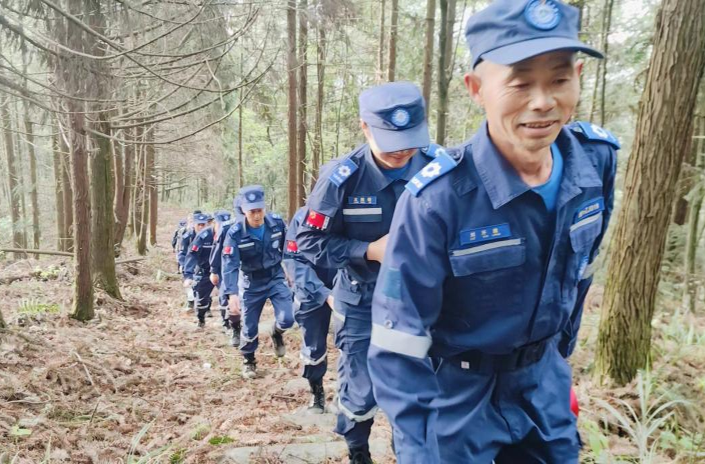 芷江飞虎救援队开展明山古道特训 提升应急救援能力