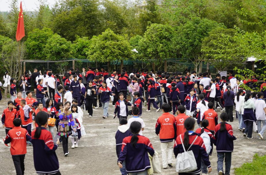 芷江四中举行“遨游春色侗乡 传承民族文化”研学活动