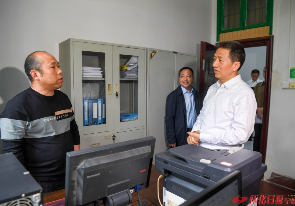 许忠建开展“走找想促”调研时强调：切实为基层和群众排忧解难