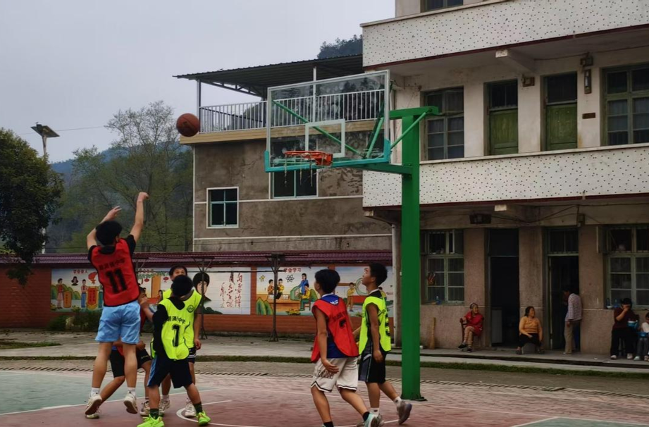 罗岩学校：篮球赛场展风采 青春逐梦正当时