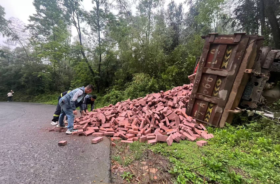碧涌镇成功处置货车侧翻起火事故