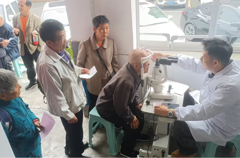 新店坪镇：助力爱眼公益行 守护乡村眼健康