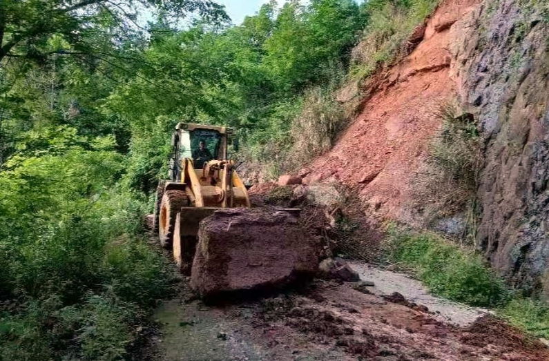 罗卜田乡：清理山体落石 守护道路安全