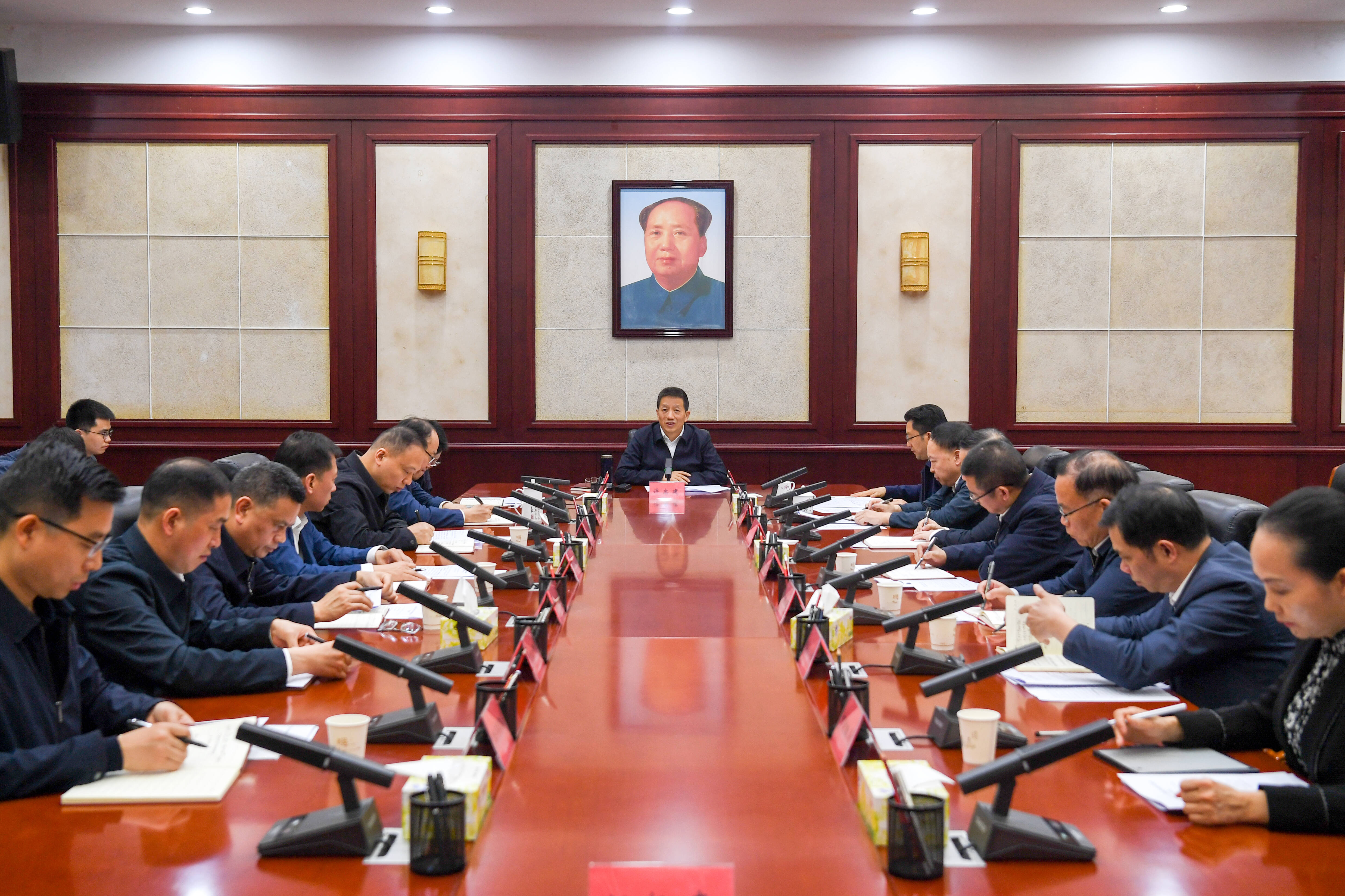 许忠建主持召开市委深入贯彻中央八项规定精神学习教育专题会议