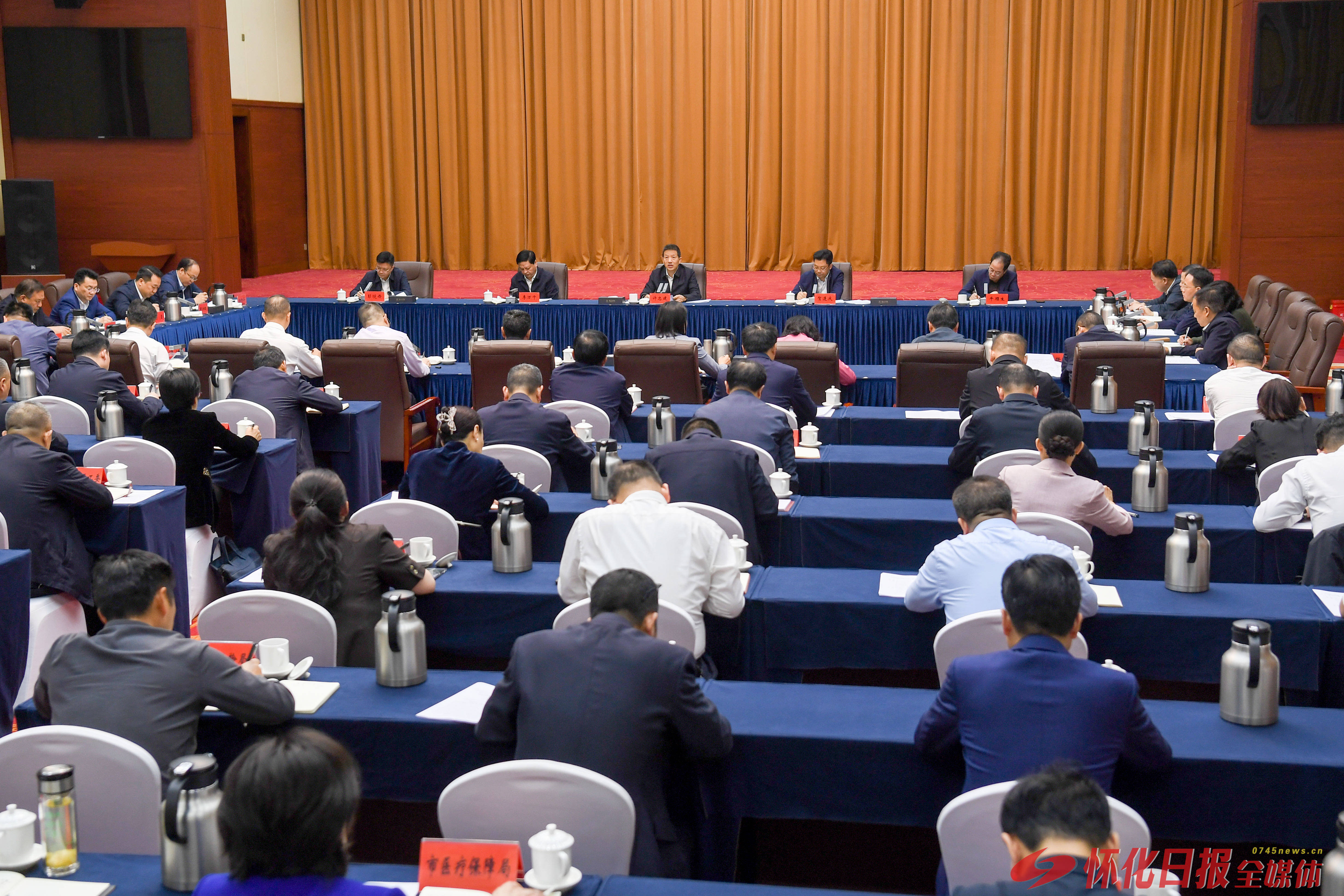 许忠建主持召开市委常委会（扩大）会议暨市委理论学习中心组集体学习
