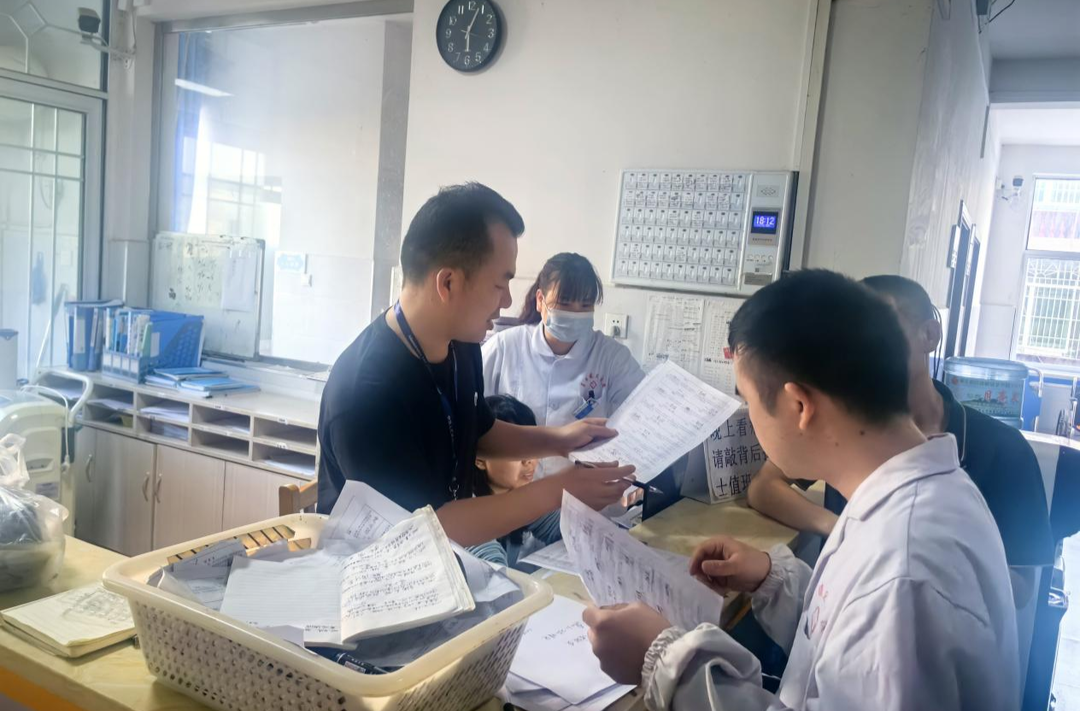 芷江医保局突击检查医疗机构 严打“挂床住院”行为
