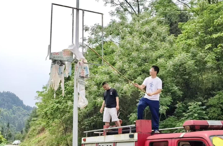 碧涌镇拆除老旧路灯牌：消除隐患 提升乡村 “颜值”
