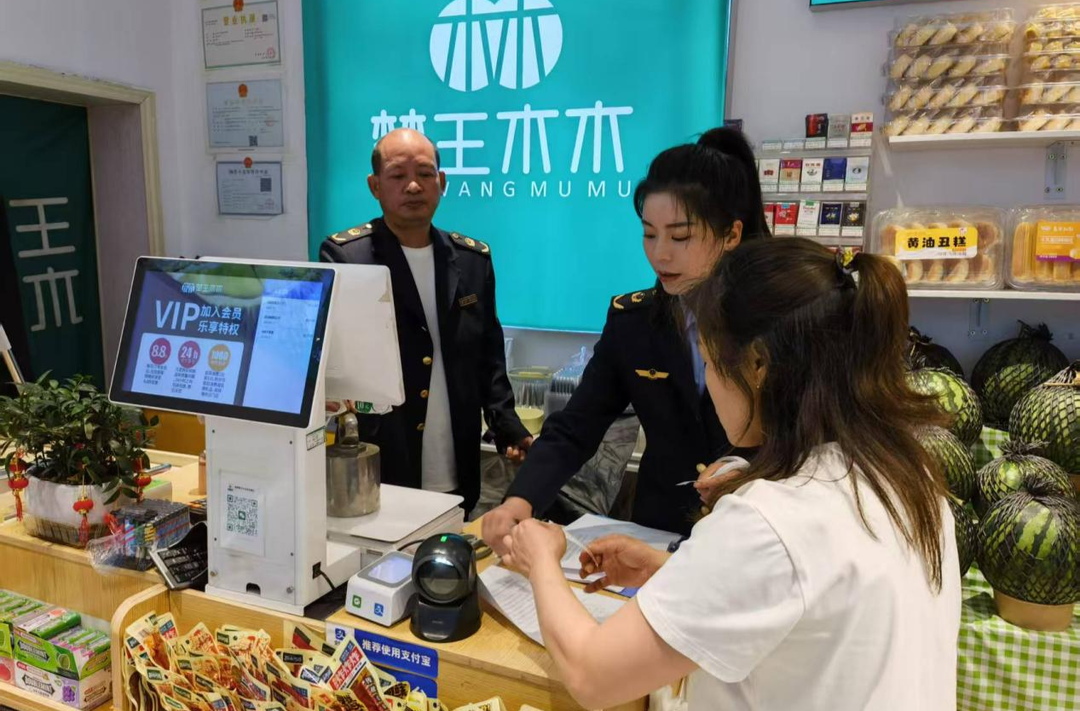 芷江开展 “五一” 节前市场价格检查  规范经营秩序