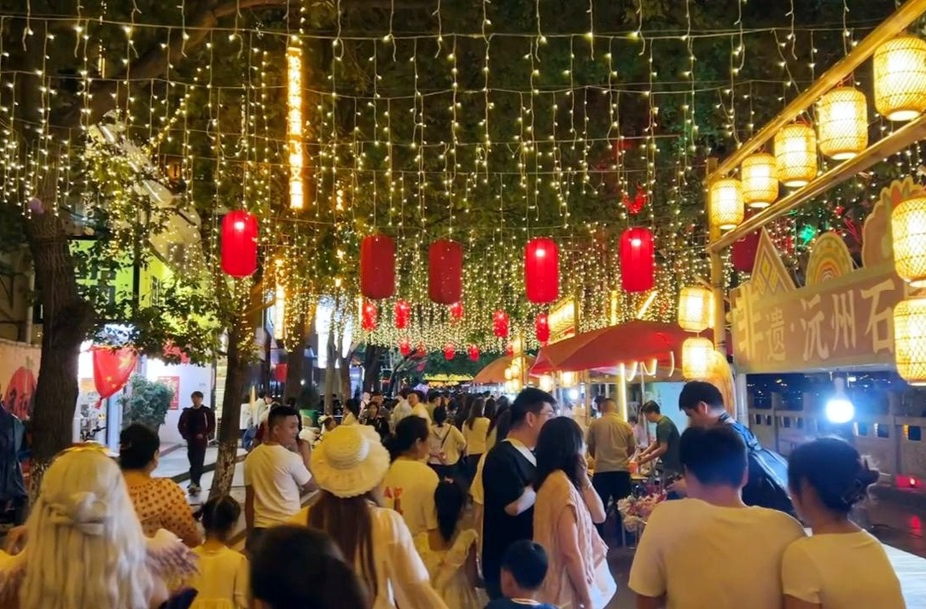 “五一”芷江人气爆棚 夜游热潮正当时