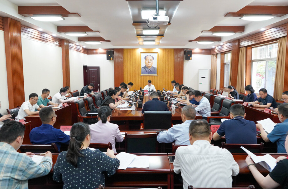 梁志平主持召开平台公司工作专题调度会