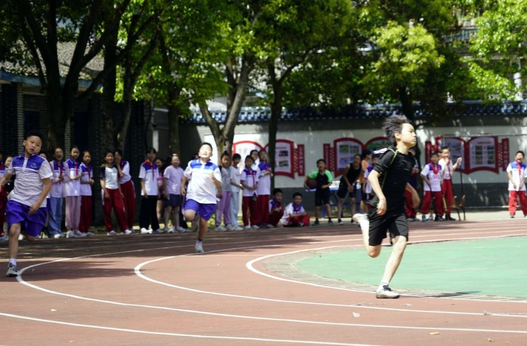 荷花池小学第五十四届春季田径运动会决赛开赛