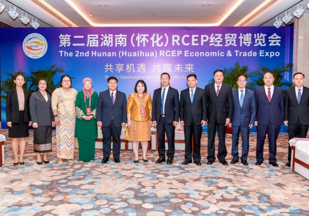 许忠建会见6国驻华使节