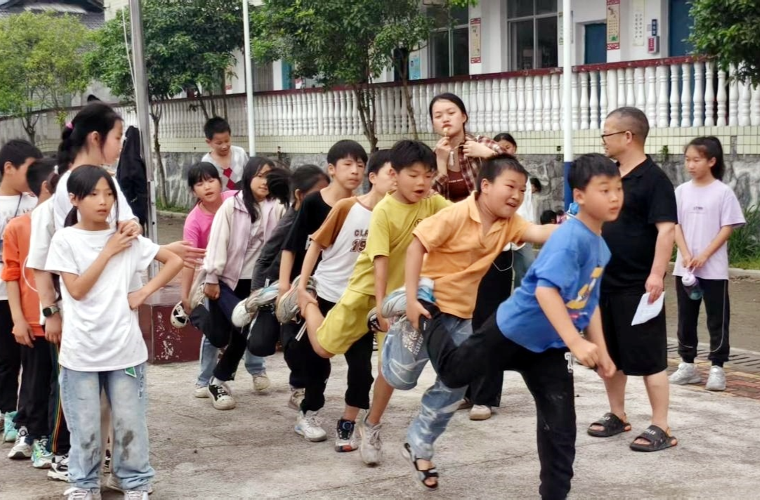 罗岩学校举行趣味运动会