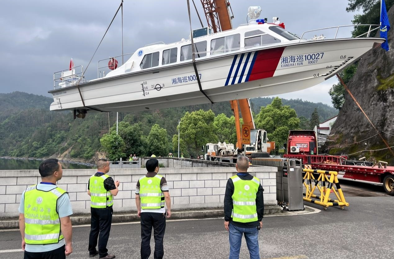 芷江水运：入列启航！“湘海巡10027”执法船顺利下水