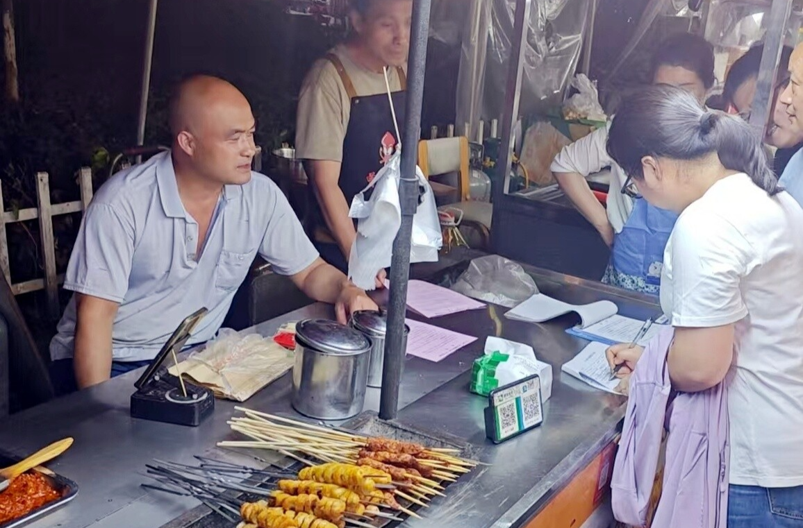 芷江镇开展规范食品小摊贩经营暨登记证办理宣传活动